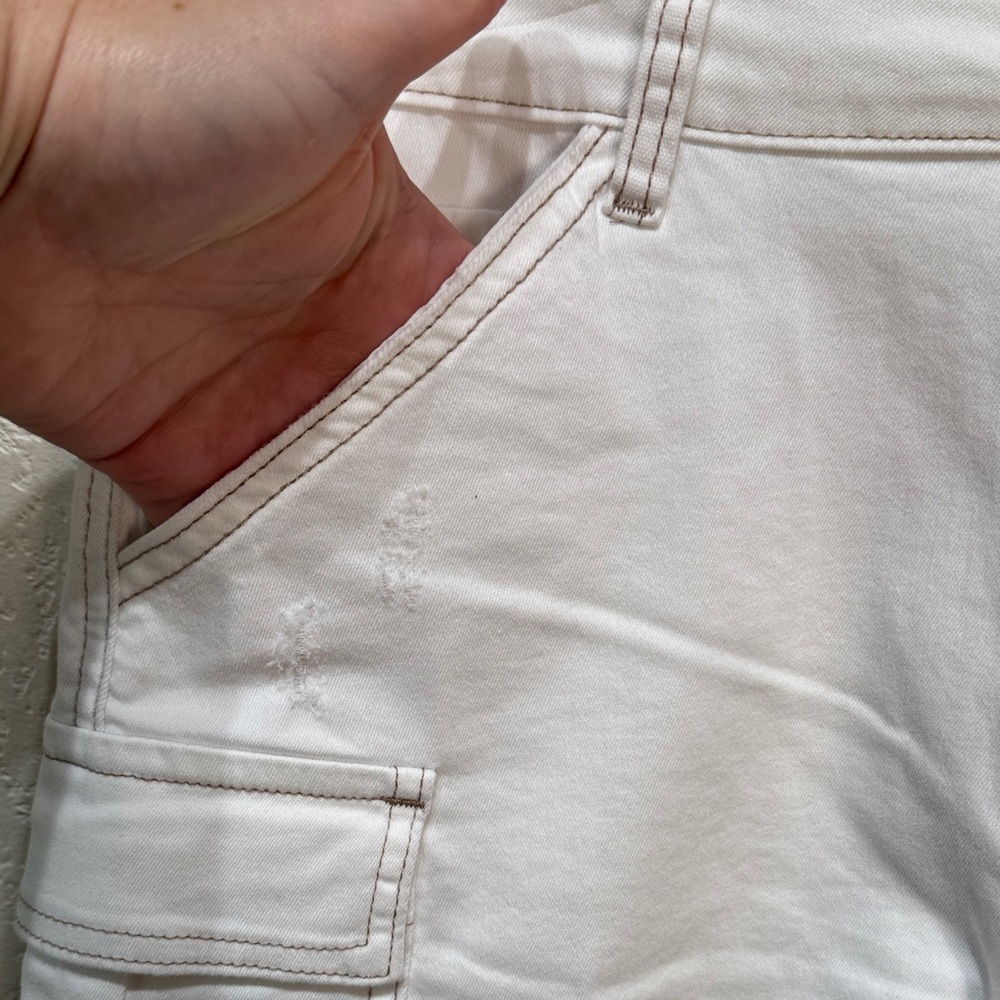 Eesome Women Medium White Cargo Raw Hem Cut Off Stretch Shorts NWT - Picture 2 of 7